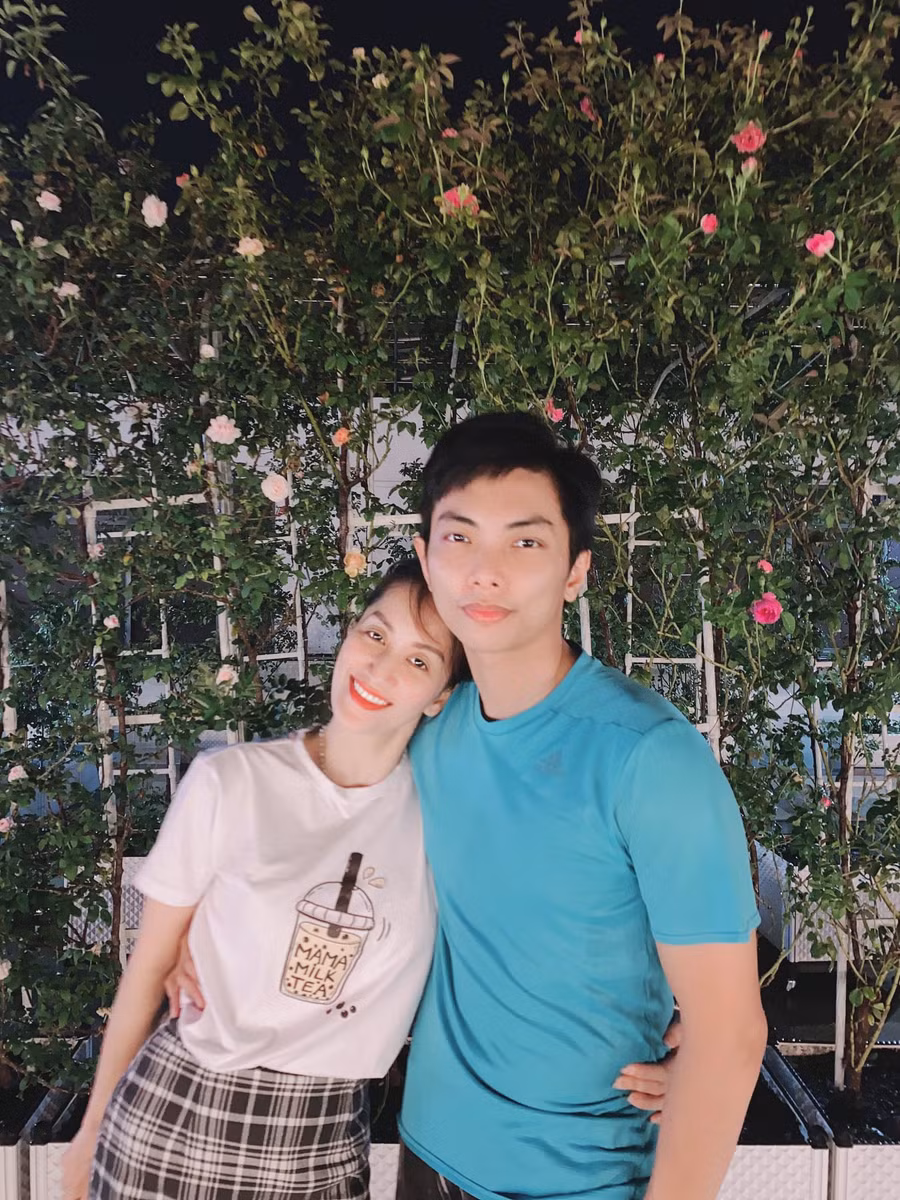 Khoảnh khắc ngọt ngào của cặp đôi được Phan Hiển chia sẻ trên trang cá nhân. ẢNH: FBNV