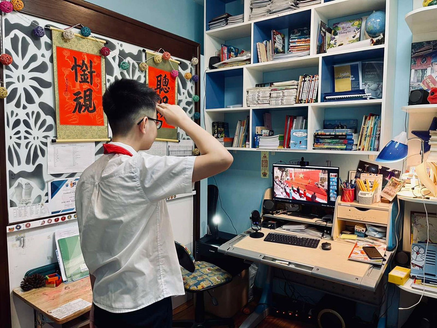  Dù chỉ tham dự lễ khai giảng trực tuyến, nhưng em học sinh trường THCS Trưng Vương, quận Hoàn Kiếm (Hà Nội) vẫn trang trọng thực hiện nghi thức chào cờ. (Ảnh: Hồng Vân)