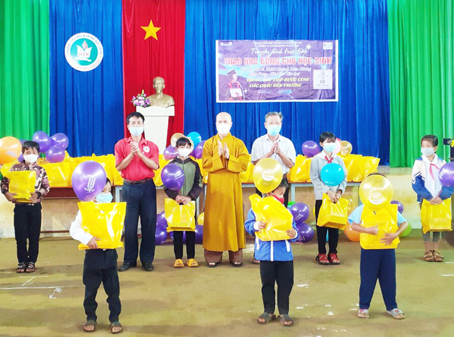 Tặng quà Trung thu cho học sinh nghèo, khó khăn của Trường Tiểu học và THCS Huỳnh Thúc Kháng (xã Chư Pơng, huyện Chư Sê). Ảnh: Hồng Ngọc Tặng quà Trung thu cho học sinh nghèo, khó khăn trường TH và THCS Huỳnh Thúc Kháng (xã Chư Pơng,). Ảnh: Hồng Ngọc