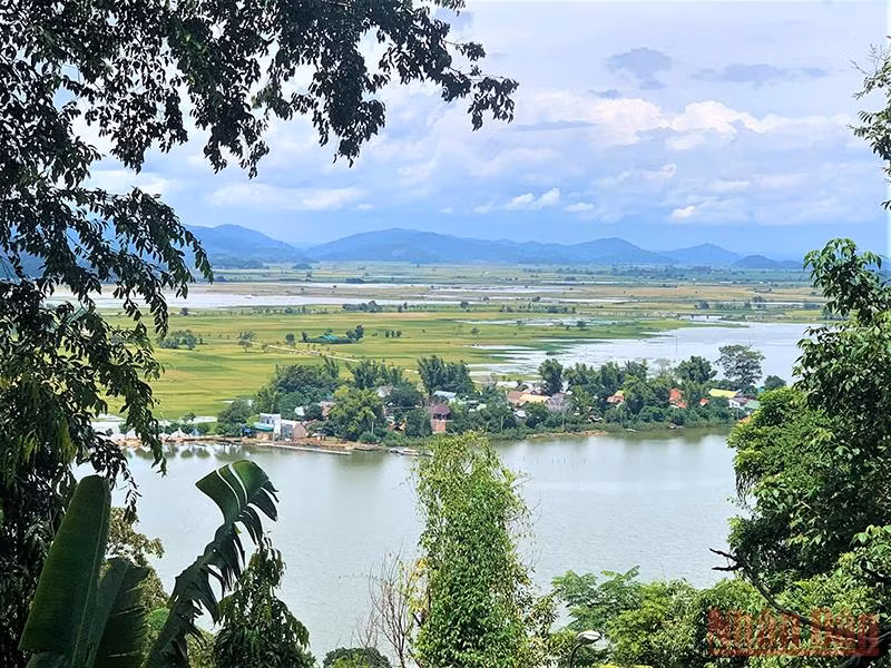 Biệt điện Bảo Đại tọa lạc trên quả đồi cao bên hồ Lắk được xây dựng với kiến trúc hiện đại. 