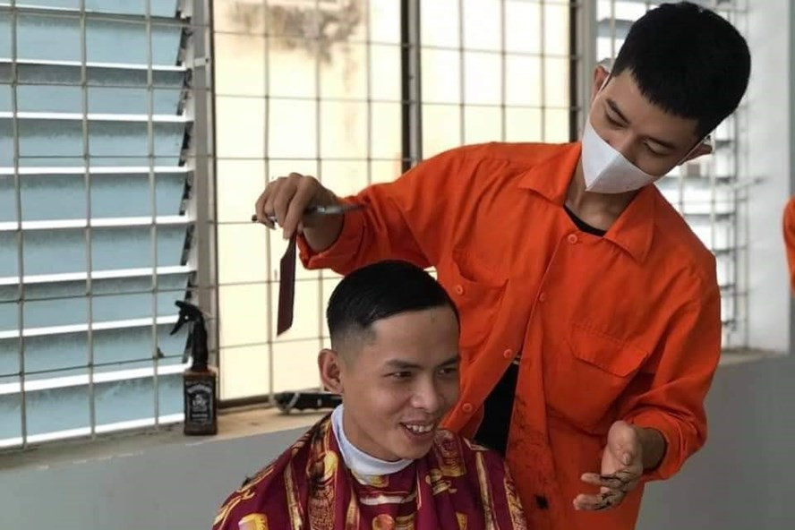 Các y bác sĩ Kon Tum được cắt tóc gọn gàng trước khi lên đường làm nhiệm vụ. Ảnh: TA Các y bác sĩ Kon Tum được cắt tóc gọn gàng trước khi lên đường làm nhiệm vụ. Ảnh TA