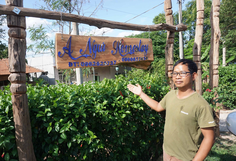 Anh Đinh A Ngưi bên homestay của mình. Ảnh: Ngọc Tấn