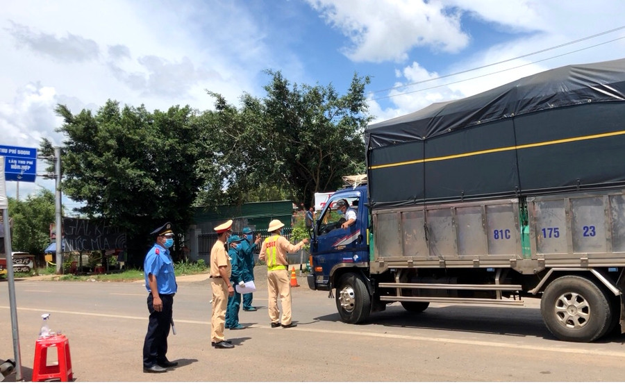 Phương tiện vận tải hàng hóa lưu thông qua chốt kiểm soát phòng-chống dịch Covid-19 khu vực cầu 110 (huyện Chư Pưh). Ảnh: Lê Hòa