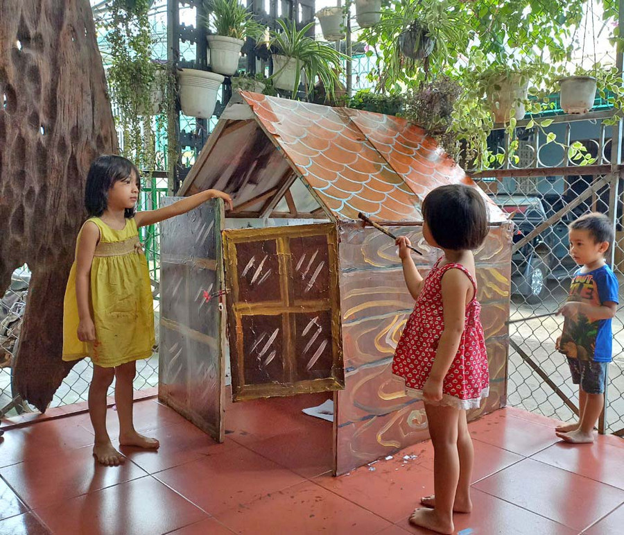 "Ngôi nhà" mà nhà điêu khắc Nguyễn Vinh làm tặng các con trong thời gian giãn cách. Ảnh do nhân vật cung cấp