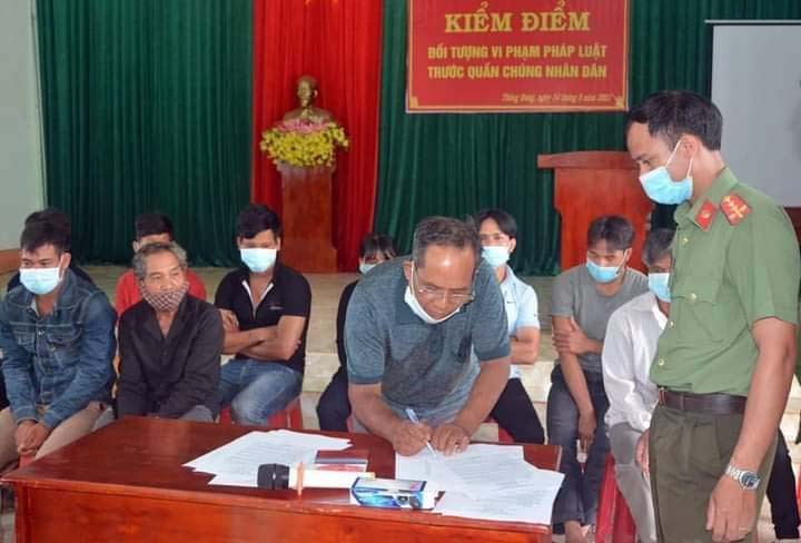 Công an huyện Chư Prông đưa Siu Yúi (SN 1958, trú tại làng Klă, xã Thăng Hưng) và các đối tượng liên quan ra kiểm điểm trước Nhân dân vì hoạt động chống phá Đảng, Nhà nước. Ảnh: Hữu Trường