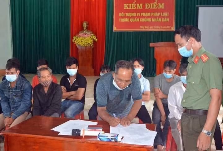 Công an huyện Chư Prông đưa Siu Yúi (SN 1958, trú tại làng Klă, xã Thăng Hưng) và các đối tượng liên quan ra kiểm điểm trước Nhân dân vì hoạt động chống phá Đảng, Nhà nước. Ảnh: Hữu Trường