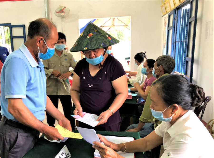 Người dân thị trấn Ia Ly (huyện Chư Păh) đăng ký xây dựng gia đình văn hóa. Ảnh: Đinh Yến