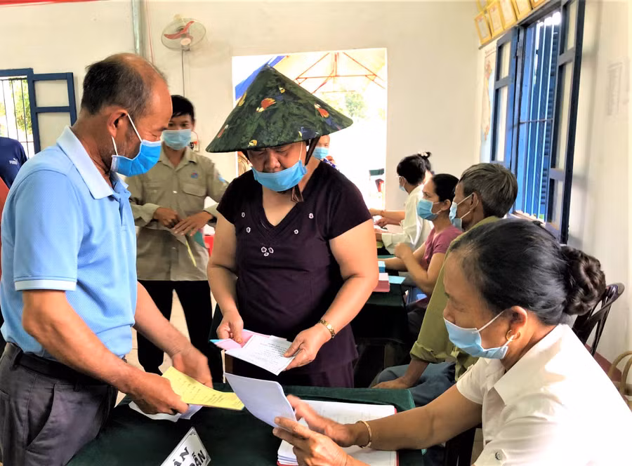 Người dân thị trấn Ia Ly (huyện Chư Păh) đăng ký xây dựng gia đình văn hóa. Ảnh: Đinh Yến