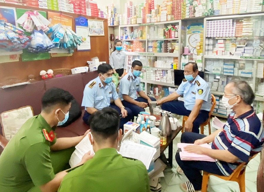  Lực lượng chức năng lập biên bản nhà thuốc vi phạm. Ảnh: Vũ Thảo