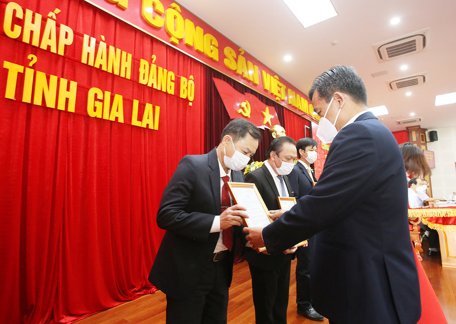 Bí thư Tỉnh ủy Hồ Văn Niên trao Quyết định của Ban Thường vụ Tỉnh ủy bổ nhiệm ông Võ Hoàng Bình giữ chức Phó Trưởng ban Tuyên giáo Tỉnh ủy. Ảnh: Tấn Thi Bí thư Tỉnh ủy Hồ Văn Niên trao quyết định của Ban Thường vụ Tỉnh ủy bổ nhiệm ông Võ Hoàng Bình giữ chức Phó Trưởng ban Tuyên giáo Tỉnh ủy. Ảnh Tấn Thi