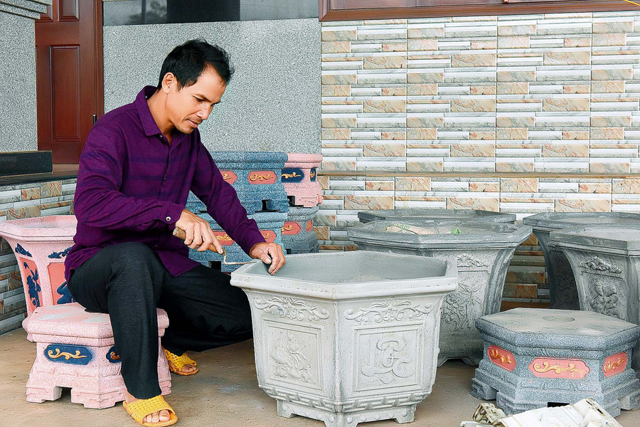 Sau khi tham gia lớp học nghề thợ xây do phường tổ chức, anh Rơ Cơm Ngíu đã tìm được việc làm phù hợp. Ngoài ra, gia đình còn làm thêm 5 sào cà phê, 1 sào lúa và chăn nuôi bò…; thu nhập ổn định gần 100 triệu đồng/năm.