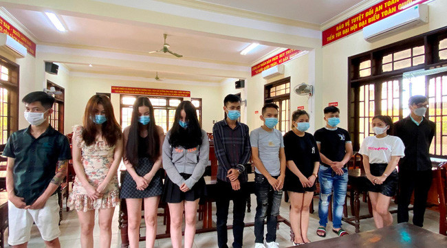  Nhóm đối tượng nam nữ bị bắt quả tang sử dụng thuốc lắc tại nhà nghỉ Hòa Cầm (phường Phú Bài, thị xã Hương Thủy). Ảnh: C.T.V.