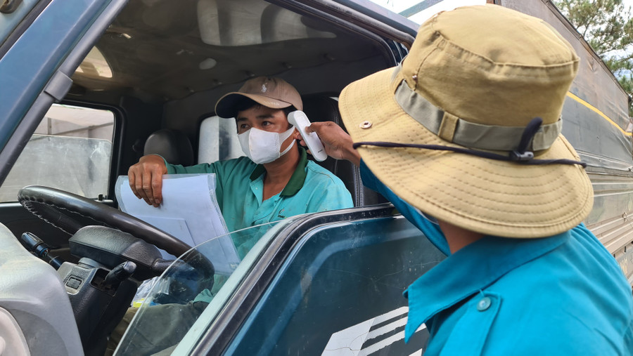 Từ 12 giờ ngày 3.9 Lâm Đồng yêu cầu các lái xe, phụ xe chưa tiêm vắc xin Covid-19 không được vận tải hàng hóa liên tỉnh. Ảnh: Lâm Viên