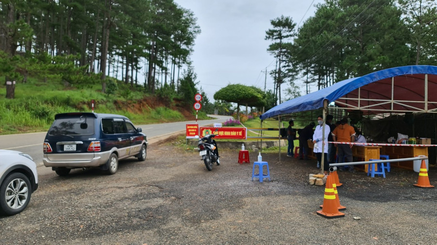 Tạm ngưng các chốt kiểm soát dịch Covid-19 trong phạm vi nội tỉnh. Ảnh: Lâm Viên