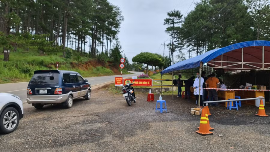 Tạm ngưng các chốt kiểm soát dịch Covid-19 trong phạm vi nội tỉnh. Ảnh: Lâm Viên