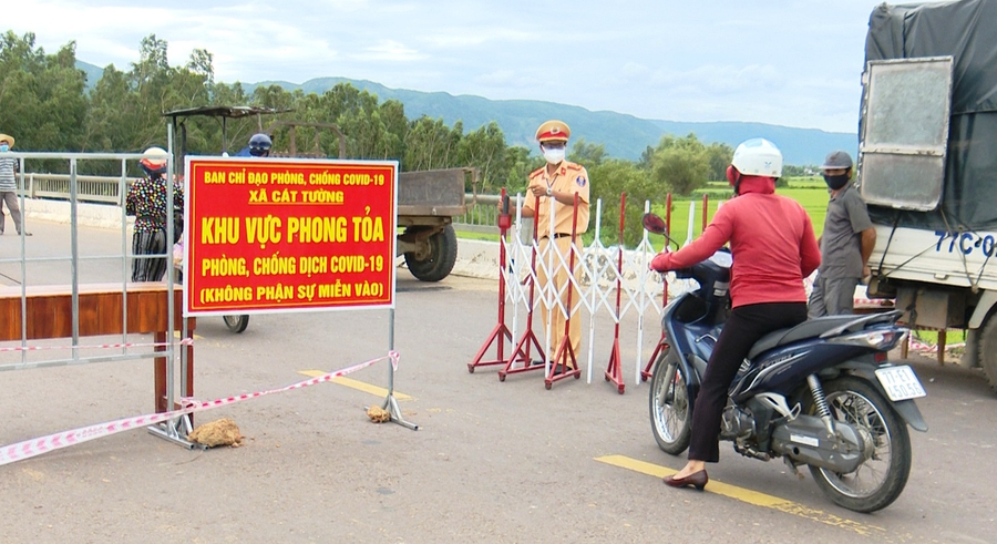 Lực lượng tuyến đầu tham gia chống dịch ở huyện Phù Cát. 
