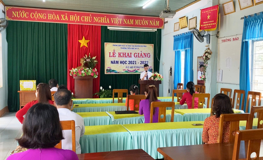 Trường Tiểu học thị trấn Ia Ly (huyện Chư Păh) không tổ chức khai giảng trực tuyến mà chỉ quay video buổi lễ rồi gửi cho học sinh thông qua nhóm zalo. Ảnh: Ngọc Thu Các em học sinh ở thị trấn Ia Ly (huyện Chư Păh) háo hức theo dõi chương trình Lễ khai giảng năm học 2021-2022 của tỉnh trực tiếp trên sóng truyền hình. Ảnh: Ngọc Thu