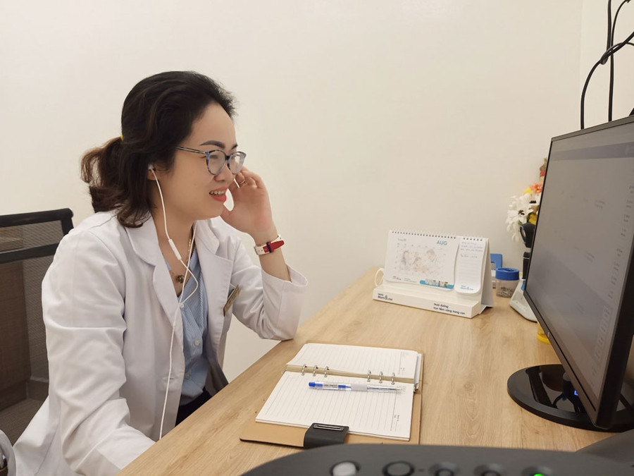 Dù làm việc với cường độ cao nhưng các bác sĩ vẫn luôn tươi cười với đồng nghiệp và bệnh nhân. Ảnh: Mạng lưới TTĐH cung cấp