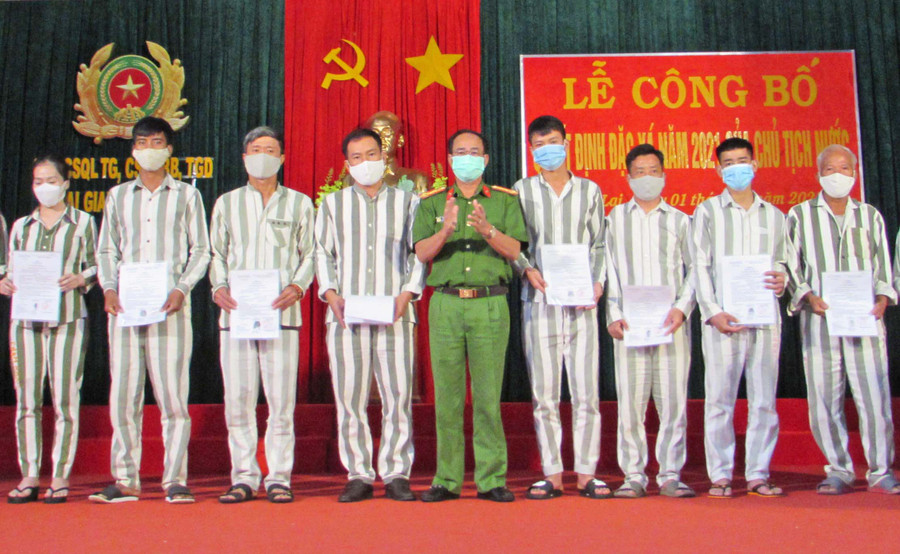 Ban Giám thị trại trao quyết định đặc xá cho các phạm nhân. Ảnh: Ngọc Dũng