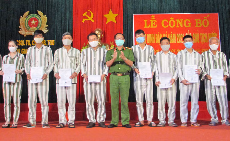 Ban Giám thị trại trao quyết định đặc xá cho các phạm nhân. Ảnh: Ngọc Dũng