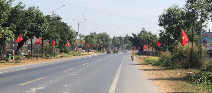 Đoạn đường giáp ranh xã Trúc Sơn (dọc tuyến Quốc lộ 14) ở huyện Cư Jút, Đắk Nông. Ảnh: Hồ Trang Đoạn đường giáp ranh xã Trúc Sơn (dọc tuyến Quốc lộ 14) ở huyện Cư Jút, Đắk Nông. Ảnh: Hồ Trang