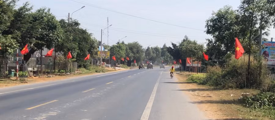 Đoạn đường giáp ranh xã Trúc Sơn (dọc tuyến Quốc lộ 14) ở huyện Cư Jút, Đắk Nông. Ảnh: Hồ Trang