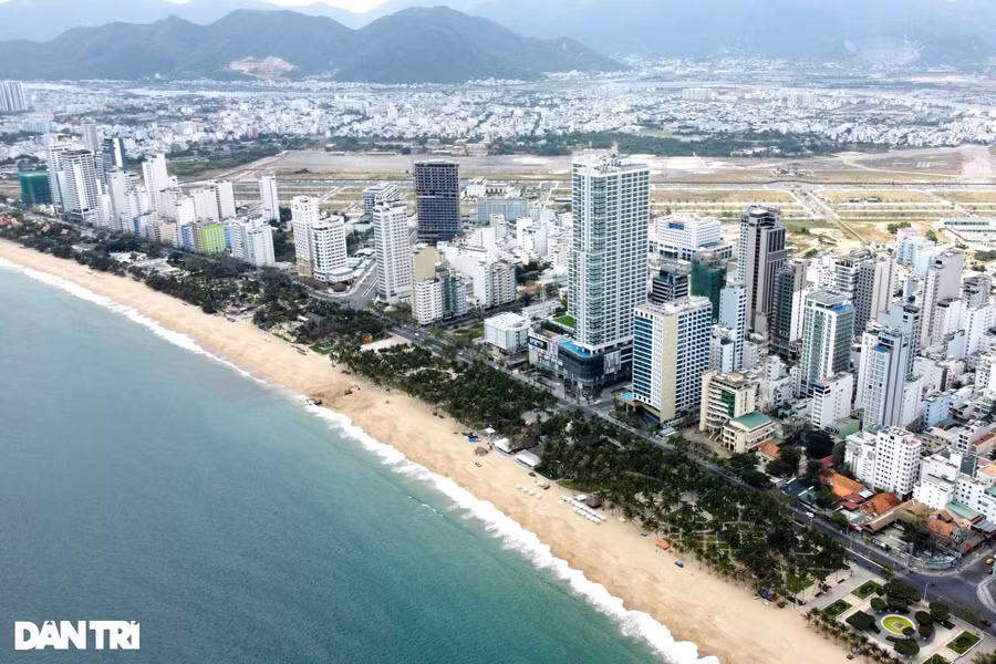 Bãi biển Nha Trang (Khánh Hòa) thu hút hàng triệu khách mỗi năm.