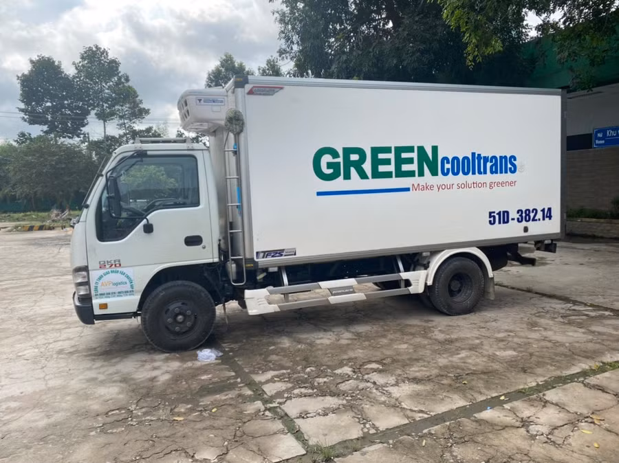 Chiếc xe "nhét" 14 người, trong đó có trẻ em vào thùng đông lạnh để hòng qua chốt kiểm dịch Covid-19 ở Bình Thuận. Ảnh: KHÔI NGUYỄN Chiếc xe