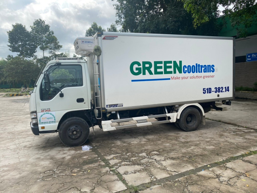 Chiếc xe "nhét" 14 người, trong đó có trẻ em vào thùng đông lạnh để hòng qua chốt kiểm dịch Covid-19 ở Bình Thuận. Ảnh: KHÔI NGUYỄN Chiếc xe