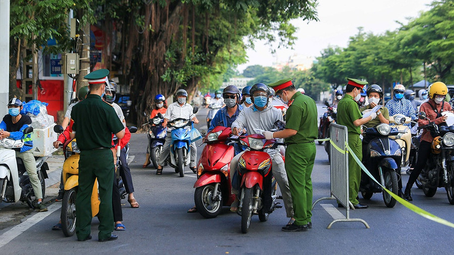 Kiểm tra giấy đi đường ở Hà Nội. Ảnh Trần Cường, nguồn: TNO Kiểm tra giấy đi đường ở Hà Nội. Ảnh Trần Cường, nguồn: TNO