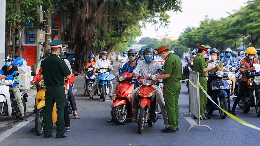 Kiểm tra giấy đi đường ở Hà Nội. Ảnh Trần Cường, nguồn: TNO