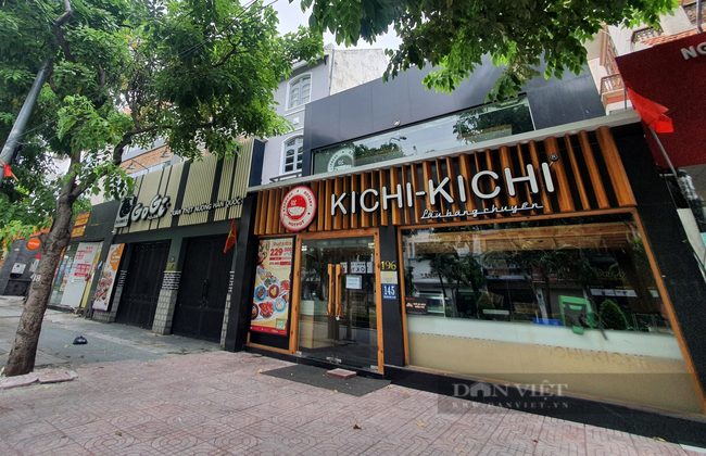 Hàng loạt chuỗi nhà hàng, cà phê, quán ăn trên đường Phan Xích Long, quận Phú Nhuận vẫn đóng cửa im ỉm. Ảnh: Hồng Phúc.