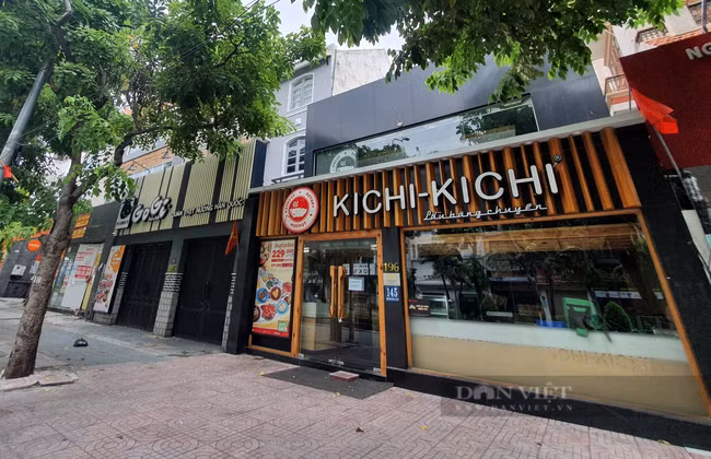 Hàng loạt chuỗi nhà hàng, cà phê, quán ăn trên đường Phan Xích Long, quận Phú Nhuận vẫn đóng cửa im ỉm. Ảnh: Hồng Phúc.