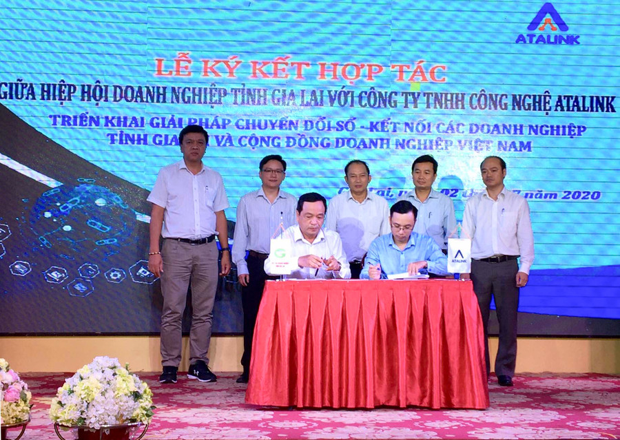 Năm 2020, Hiệp hội Doanh nghiệp tỉnh đã ký kết hợp tác với Công ty TNHH Công nghệ Atalink (TP. Hồ Chí Minh) về triển khai các giải pháp chuyển đổi số cho doanh nghiệp trên địa bàn. Ảnh: Hà Duy Năm 2020, Hiệp hội Doanh nghiệp tỉnh đã ký kết hợp tác với Công ty TNHH Công nghệ Atalink (TP. Hồ Chí Minh) về triển khai các giải pháp chuyển đổi số cho doanh nghiệp trên địa bàn. Ảnh: Hà Duy