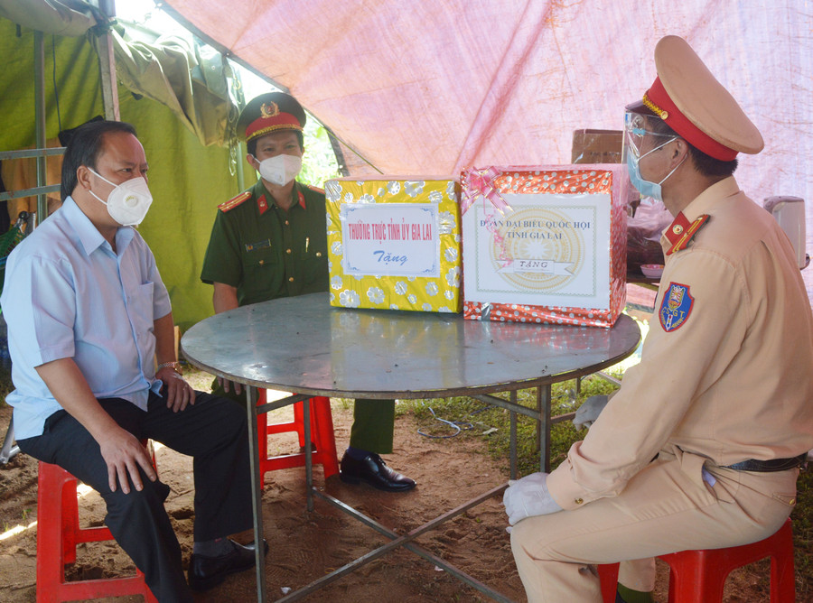 Phó Bí thư Thường trực Tỉnh ủy Châu Ngọc Tuấn thăm hỏi, động viên lực lượng đang làm nhiệm vụ tại chốt số 3. Ảnh: Anh Huy Phó Bí thư Thường trực Tỉnh ủy Châu Ngọc Tuấn thăm hỏi, động viên lực lượng đang làm nhiệm vụ tại chốt số 3. Ảnh: Anh Huy