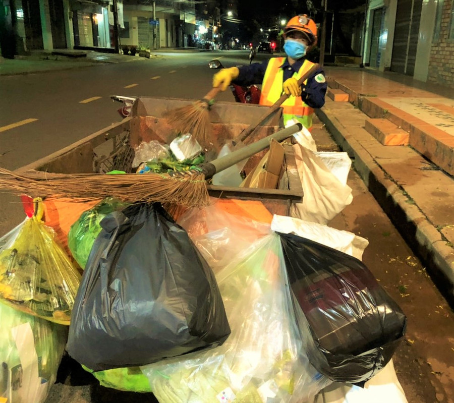 Chị Nguyễn Thị Huyền-công nhân Công ty cổ phần Công trình Đô thị Gia Lai thu gom rác trên đường Quyết Tiến (TP. Pleiku). Ảnh: Hà Tây Chị Nguyễn Thị Huyền-công nhân Công ty Cổ phần Đô thị Gia Lai đang thu gom rác trên đường Quyết Tiến. Ảnh: Hà Tây