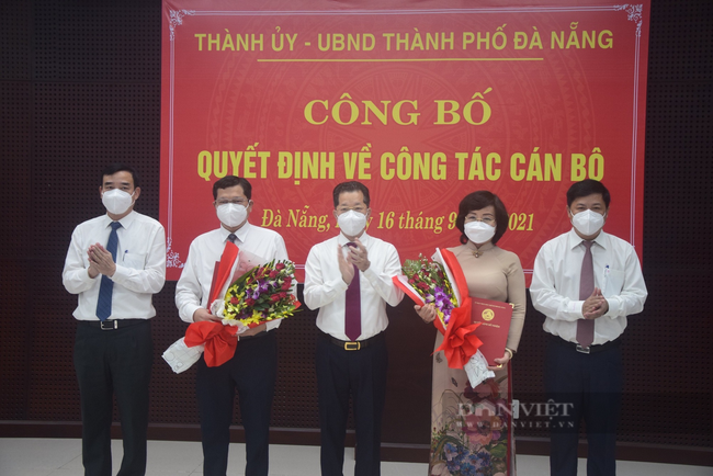 Lãnh đạo Thành ủy, HĐND, UBND TP.Đà Nẵng chúc mừng ông Trần Phước Sơn và bà Ngô Thị Kim Yến nhận quyết định bổ nhiệm sáng 16/9. Ảnh: Đình Thiên