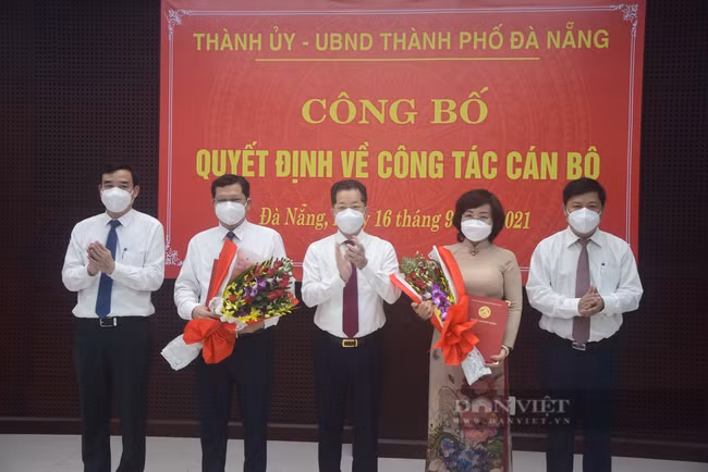 Lãnh đạo Thành ủy, HĐND, UBND TP.Đà Nẵng chúc mừng ông Trần Phước Sơn và bà Ngô Thị Kim Yến nhận quyết định bổ nhiệm sáng 16/9. Ảnh: Đình Thiên