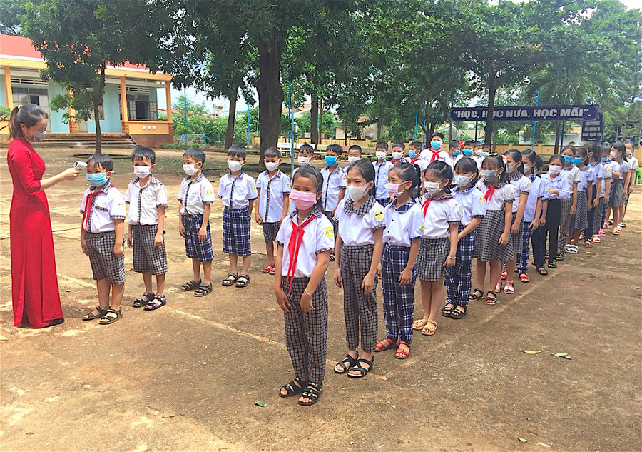 Giáo viên Trường Tiểu học Tiểu học Lê Quý Đôn (xã Ia Krai, huyện Ia Grai) đo thân nhiệt cho học sinh trước khi vào lớp. Ảnh: Mộc Trà  Giáo viên Trường Tiểu học Tiểu học Lê Quý Đôn (xã Ia Krai, huyện Ia Grai) đo thân nhiệt cho học sinh trước khi vào lớp. Ảnh: Mộc Trà