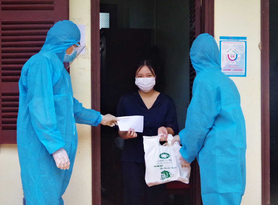 Cán bộ, chiến sĩ làm nhiệm vụ tại trung tâm trao quà cho các thai phụ thực hiện cách ly y tế. Ảnh: Văn Huỳnh Cán bộ, chiến sĩ làm nhiệm vụ tại Trung tâm trao quà cho các thai phụ thực hiện cách ly y tế. Ảnh: Văn Huỳnh