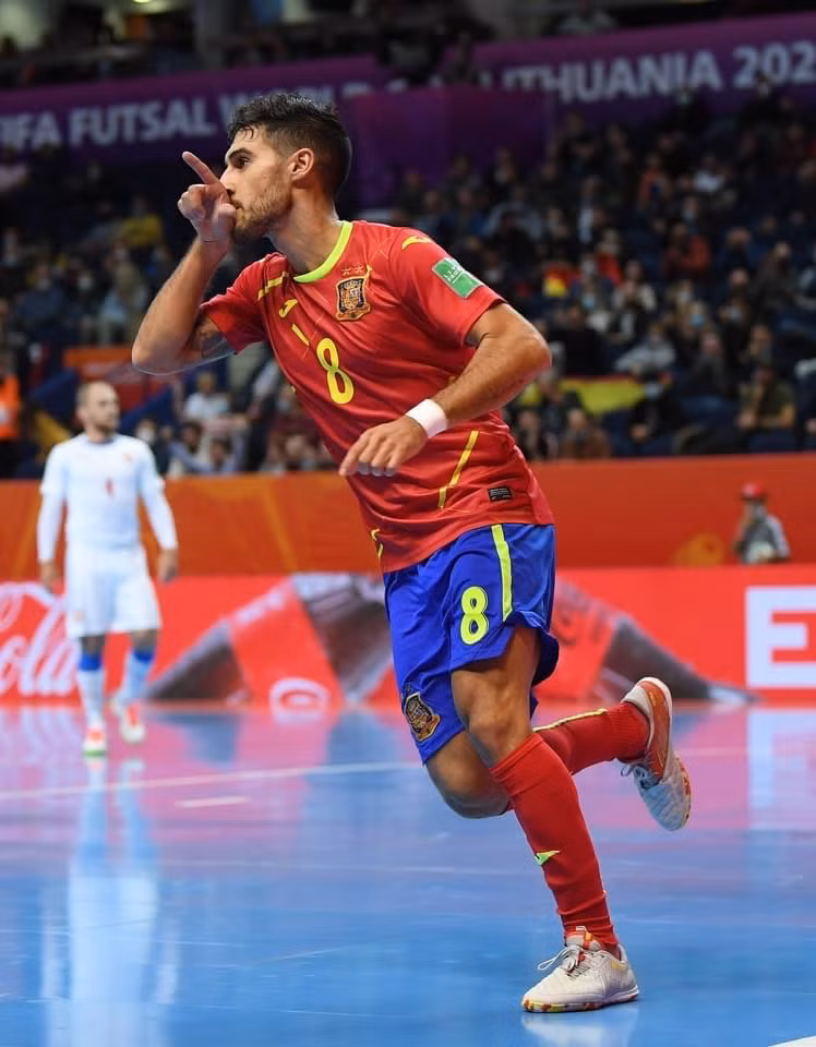 Adolfo Fernandez cùng Tây Ban Nha thể hiện sức mạnh trước CH Czech. Ảnh: FIFA