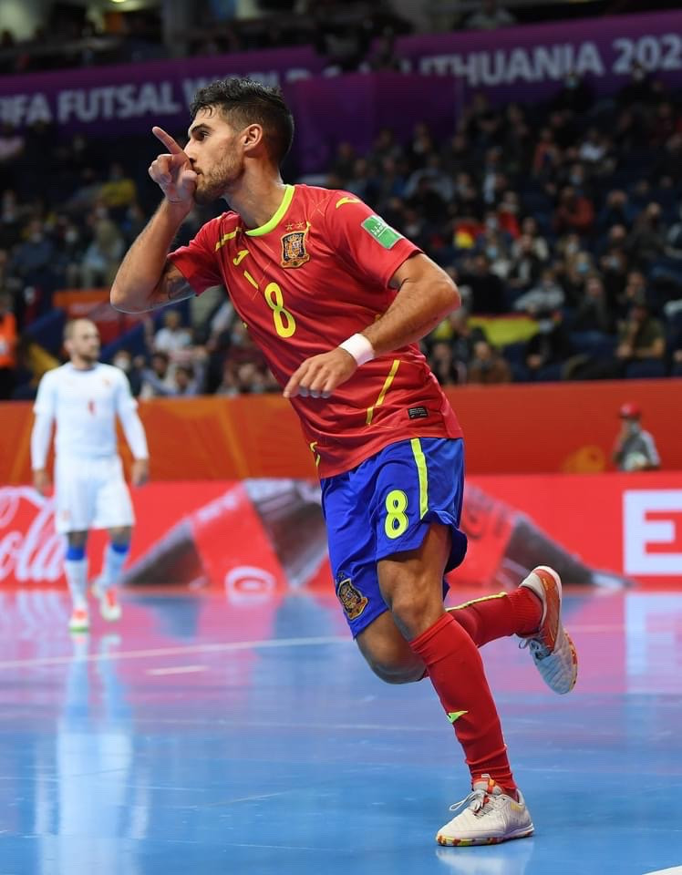 Adolfo Fernandez cùng Tây Ban Nha thể hiện sức mạnh trước CH Czech. Ảnh: FIFA