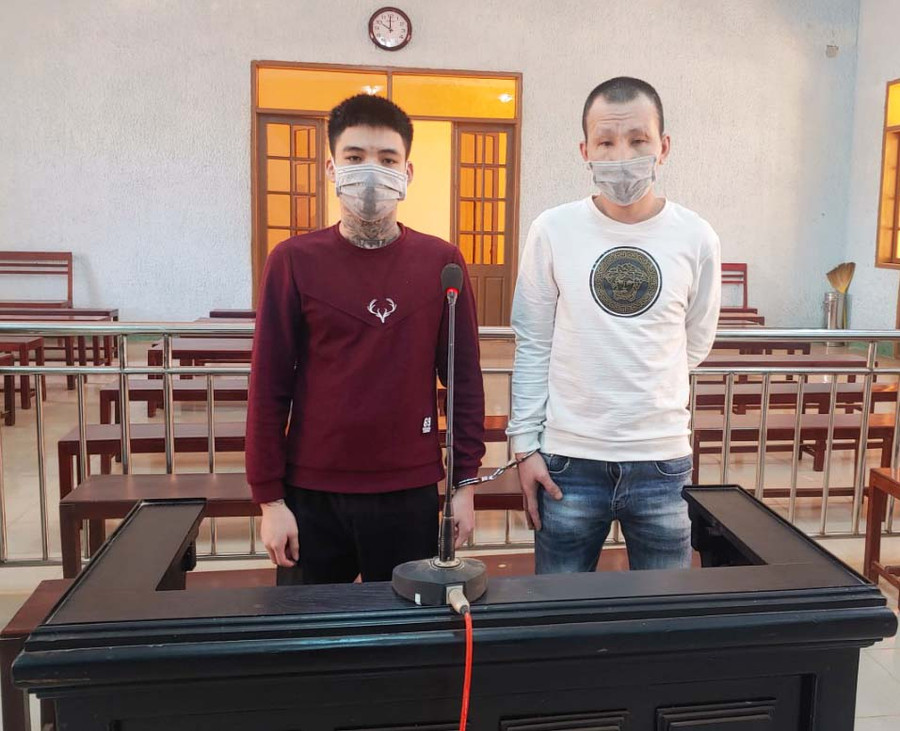 Hai bị cáo tại phiên tòa. Ảnh: R'Ô Hok