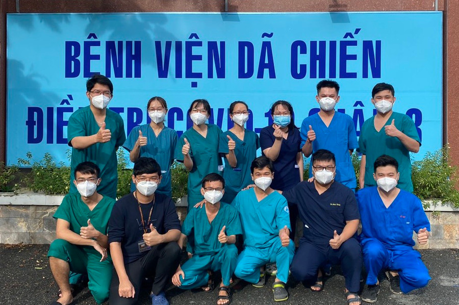 Đội hình các bác sĩ, tân bác sĩ của Trường ĐH Y Dược TP.HCM tham gia điều trị và cấp cứu F0 hiện trường sau một ca trực