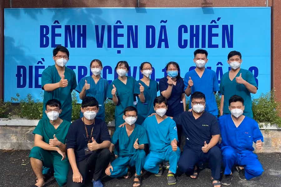 Đội hình các bác sĩ, tân bác sĩ của Trường ĐH Y Dược TP.HCM tham gia điều trị và cấp cứu F0 hiện trường sau một ca trực
