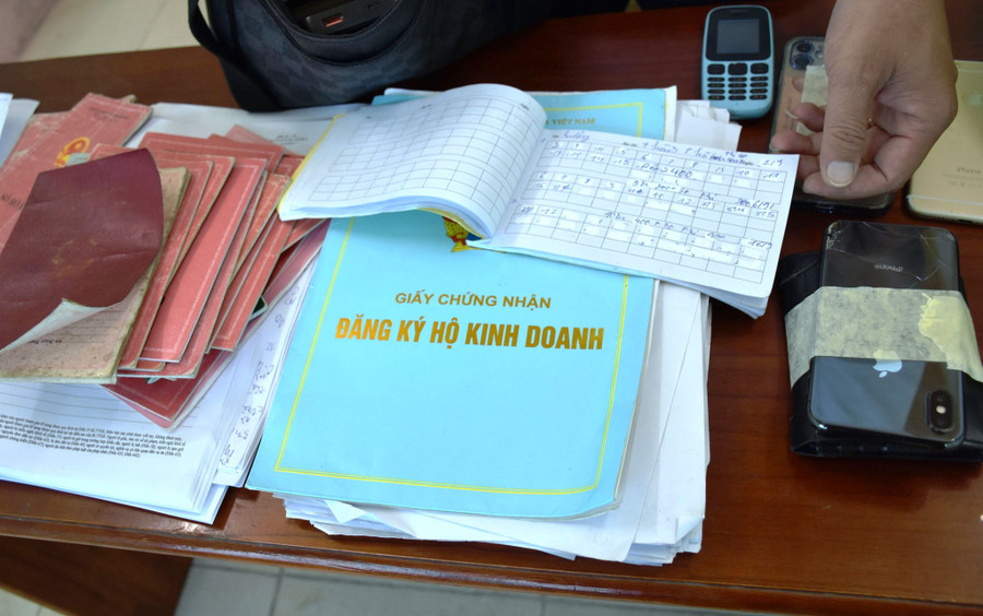 Các giấy tờ liên quan cho vay nặng lãi. Ảnh: C.X