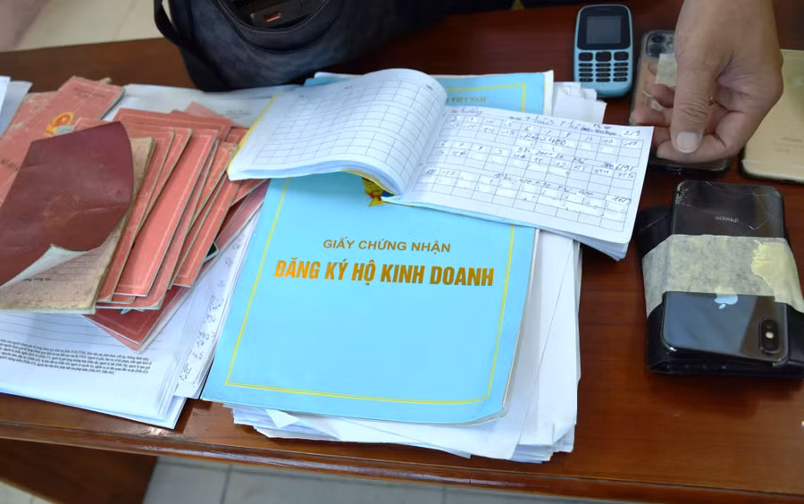Các giấy tờ liên quan cho vay nặng lãi. Ảnh: C.X