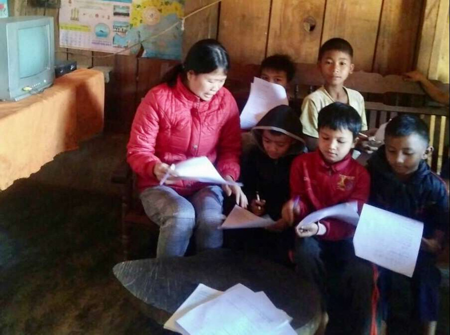 Nhiều giáo viên vùng khó khăn huyện Đăk Glei về tận nhà học sinh để dạy và giao bài tập cho học sinh. Ảnh: Đ.V