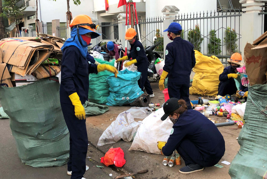 Công nhân vệ sinh môi trường thu gom rác thải đưa ra bãi tập kết. Ảnh: Hà Tây Công nhân vệ sinh môi trường thu gom rác thải đưa ra bãi tập kết. Ảnh: Hà Tây