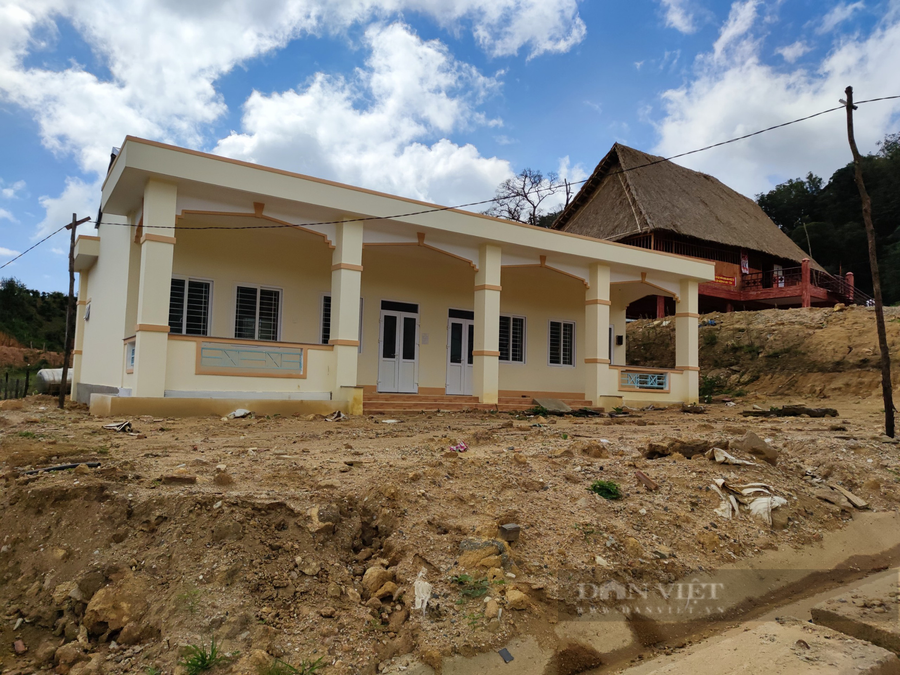 Sau khi di dời người dân đến khu tái định cư mới, chính quyền đã xây dựng điện, đường, trường, trạm đầy đủ cho người dân thôn Tu Thó (Ảnh T.H)